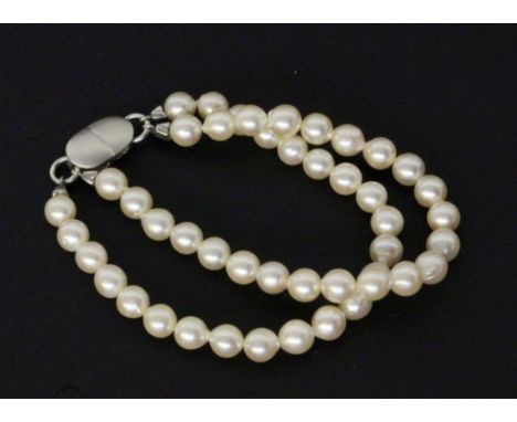 PERLENARMBAND2-reihig, Schliesse Silber. L.18cm   A PEARL BRACELET 2 strands, silver clasp. 18 cm long. Keywords: jewellery, 