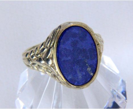 DAMENRING585/000 Gelbgold mit Lapislazuli. Ringgr. 59, Brutto ca. 5,4g   A LADIES RING 585/000 yellow gold with lapis lazuli.