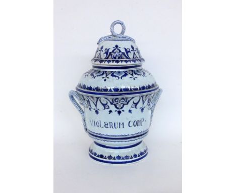 APOTHEKENGEFÄSS MIT DECKELFrankreich um 1900 Glasierte Keramik mit Blaudekor und der Aufschrift: VIOLARUM COMP. Handhaben und