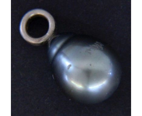 ANHÄNGER MIT TAHITIPERLE750/000 Weissgold. Tropfenförmige Perle ca. 15x11mm.   A PENDANT WITH TAHITIAN PEARL 750/000 white go
