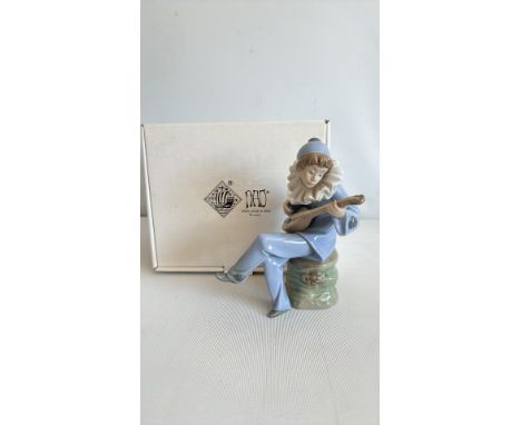 Nao by Lladro porcelain figurine, made in Spain, 1986. Depicts a seated musician playing a lute, in blue attire. Original box