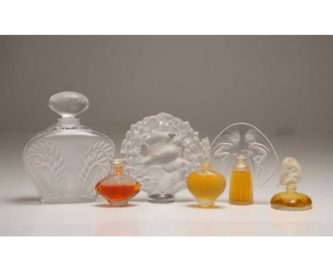 A collection of Lalique glass, a 'Les Introuvables' perfume set, with four glass flacons with perfume, cased, a 'Singapour' f