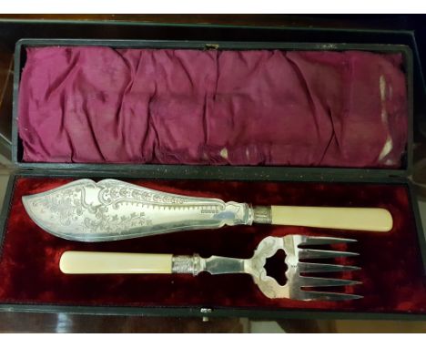 CASED SET OF ORNATE SILVER COLLARED FISH KNIVES &amp; FORK