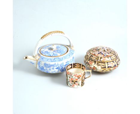 Quantity of Derby/Bloor Derby Imari pattern teaware, a Royal Worcester Japanese inspired tea pot, (all af)