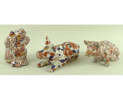 Three late 19th / early 20th century Japanese imari ceramic animal figures, two pigs and a frog, marked to bases, 19 by 10.5c