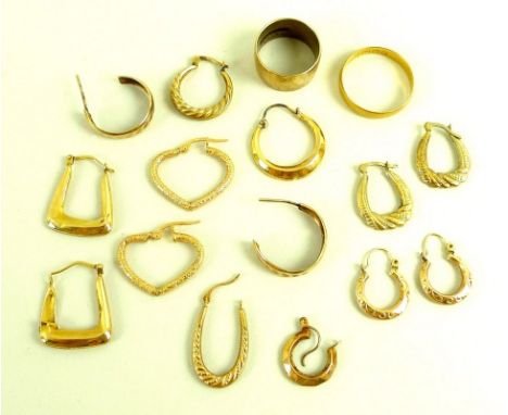 A selection of 9ct gold earrings, a 9ct gold ring, 8.5g, size K/L, a 22ct gold ring, 3g, size T, and other yellow metal earri