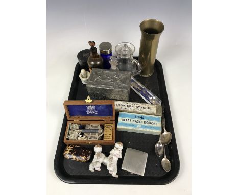 Sundry collectors' items including a trench art vase, a Georgian snuff box (hinge a/f), a boxed razor, an inhaler, apothecari