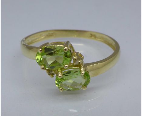 A 9ct gold and peridot ring, 1.1g, O