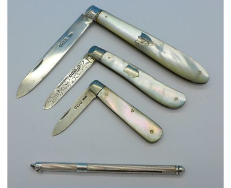Three silver and mother of pearl pocket knives and a silver swizzle stick, two knives by Cowlishaw