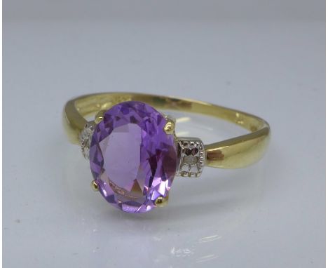 A 9ct gold and amethyst ring, 1.3g, N