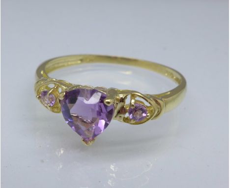 A 9ct gold and amethyst ring, 1.1g, P