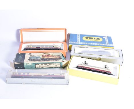 Trix Ibertren Hamo and other makers HO Gauge Locomotives, Trix 2448 DB cream/crimson  Class 112 499-9 with twin pantographs ,