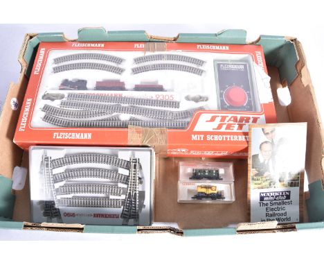 Fleischmann N Gauge Starter Train Set and Accessories, 9305 Start Goods Set, comprising black 0-4-0 Tank Engine, two wagons, 
