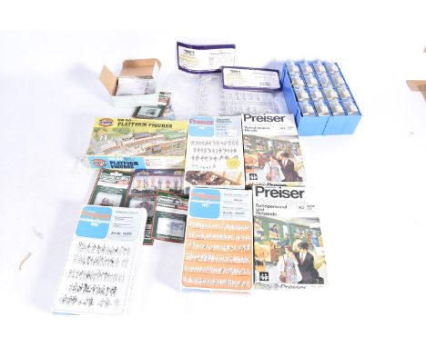 Very large collection of H0 and 00 Gauge Figures mainly by Preiser some boxed, five boxes with figures on sprues, 325, 326, 3