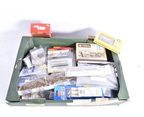 Large quantity of 00 Gauge plastic Kits and Accessories by various makers, Airfix, early paper headed Country Inn, Metcalfe P