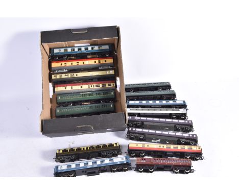 Hornby 00 Gauge Coaches,  Royal Train Coaches (2), blue/grey Golden Arrow Pullman Coaches, (3, one poor on one side), SR gree
