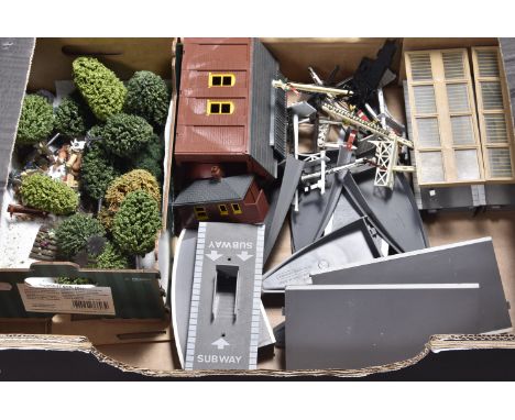 Tri-ang Hornby Bachmann and various other makers 00 Gauge Buildings and various Accessories Tri-ang Engine Shed, Platforms, R