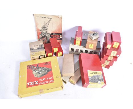 Trix 00 Gauge Accessories and Track,  276 Signal Box (lacks switch and wires), 736 Remote Control Distant Signal, 732 Home si