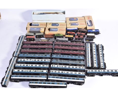 TRIX Liliput 00/HO Gauge British Outline E3001 Electric Locomotive Tank Engine Coaches Whisky Grain wagons and other Goods Ro