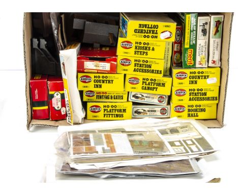 Large quantity of 00 Gauge unmade kits by Airfix Merit and others and Tri-ang Hornby Accessories, Airfix building and station