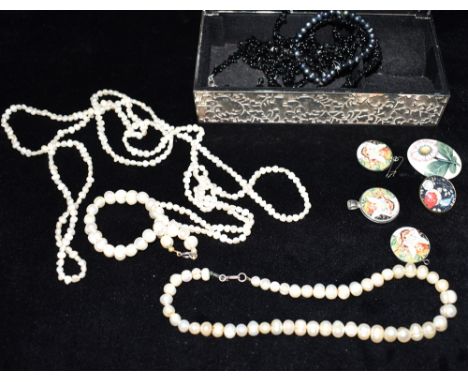A COLLECTION OF VINTAGE AND LATER JEWELLERY  to include silver and 835 white metal, rice pearls, French jet style and faux am