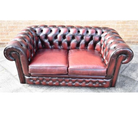 A TWO SEATER DARK RED CHESTERFIELD SOFA H 68cm x W 156cm x D 88cm