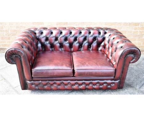 A TWO SEATER DARK RED CHESTERFIELD SOFA H 68cm x W 156cm x D 88cm