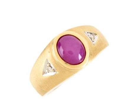 Man's Vintage Oval Linde Star Ruby, Diamond and 14 Karat Yellow Gold Ring. Stamped 14K. Ring size 9-3/4. Approx. weight: 11.0