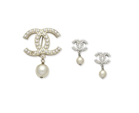 CHANEL: A CC AND SIMULATED PEARL MATCHED BROOCH AND EARRING SET2004 and 2005The brooch in pale gold tone metal, 4cm wide; the