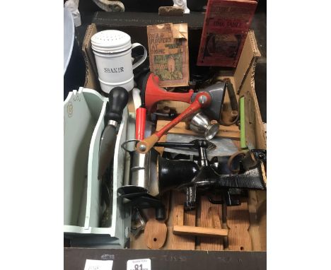 CARTON WITH LETTER RACK, 2 METAL MEAT MINCERS, POCKET WEIGHT SCALES, A FLOWER SHAKER &amp; OTHER KITCHEN ITEMS