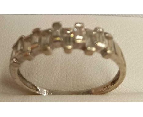 A BAUGETTER 11 STONE RING SET IN 9ct 