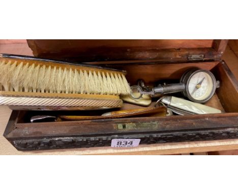 CARVED BOX CONTAINING VARIOUS POCKET KNIVES, 2 CLOTHES BRUSHES &amp; A MAGNIFYING PLUS COMPASS UNIT