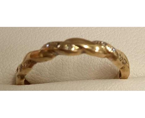 A 9ct ROPE TWIST RING SET WITH DIAMONDS