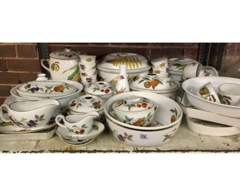 SHELF WITH LARGE QTY OF ROYAL WORCESTER EVESHAM TABLEWARE