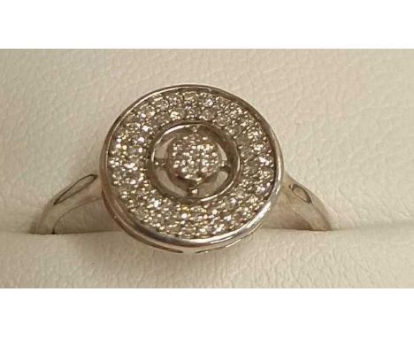 A DIAMOND CIRCLE CHESTER RING SET 9ct WHITE GOLD