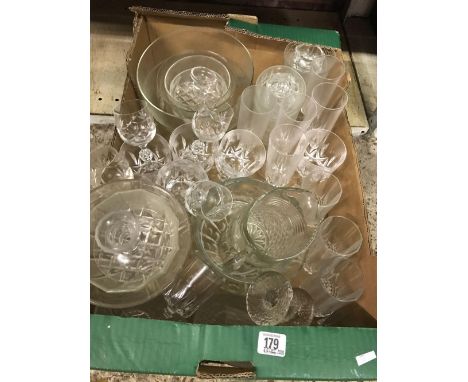 SHELF OF MIXED GLASSWARE INCL; WINE GLASSES 