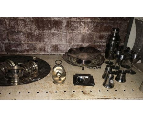 SHELF OF PLATED WARE &amp; A COCKTAIL SHAKER WITH 6 METAL COCKTAIL GOBLETS 