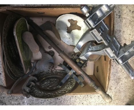 CARTON WITH BRASS TLS SPRAY PUMP, SET OF VINTAGE WEIGHT SCALES WITH WEIGHTS, CAST IRON MEAT MINCER &amp; SHOE LASTS, ZYLISS T