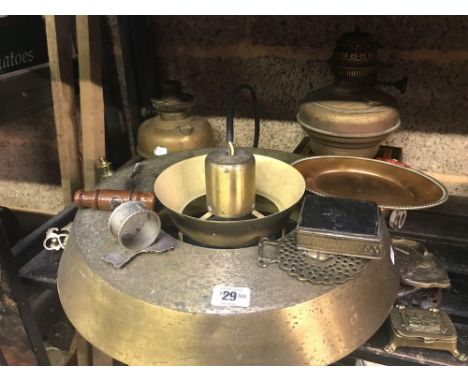 SHELF WITH MISC BRASS WARE INCL; A BRASS CEILING LIGHT, OIL LAMP BODIES &amp; OTHER BRASS WARE