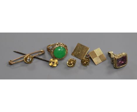 A 10K gold and jade cabochon ring, a pinchbeck and amethyst fob seal and sundries, including a yellow metal 'knot' bar brooch