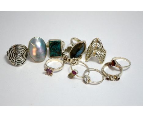A COLLECTION OF DRESS RINGS, to include a labrodite, moonstone and ruby ring, a turquoise ring etc (11)