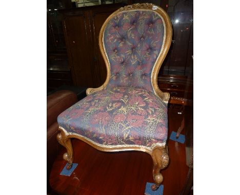 A VICTORIAN WALNUT FRAMED BUTTON BACK BEDROOM CHAIR