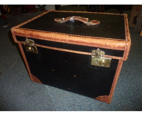 A VINTAGE CAR TRAVELLING TRUNK