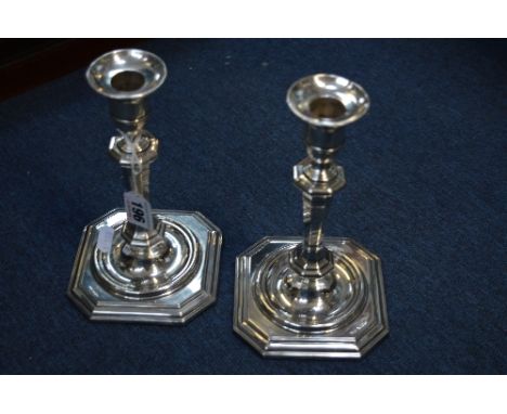 A PAIR OF SILVER CANDLESTICKS, hallmarks for Sheffield 1909/1910 (2)