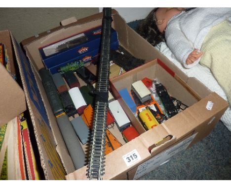 A QUANTITY OF BOXED AND UNBOXED OO GAUGE MODEL RAILWAY ITEMS, to include Lima Class 47 locomotive No.47599, Railfreight grey 