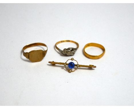 A SMALL COLLECTION OF JEWELLERY, to include three rings and a brooch, one ring hallmarked 22ct gold
