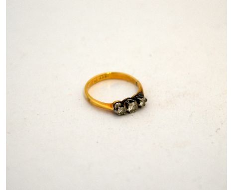 A THREE STONE DIAMOND RING, comprising of three brilliant cut diamonds to the plain tapered shank, stamped PLAT and 18ct