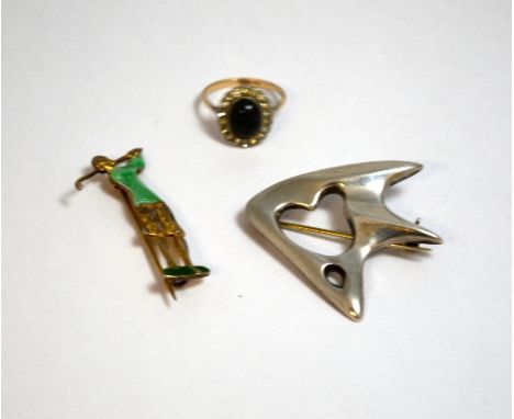 THREE ITEMS OF JEWELLERY, to include two brooches and one ring with an oval bloodstone