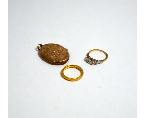 THREE ITEMS OF JEWELLERY, to include an oval shape locket, a three stone diamond ring and a 22ct gold band ring