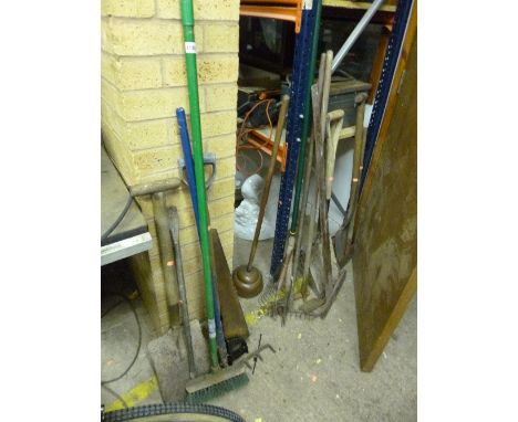 A QUANTITY OF GARDEN TOOLS